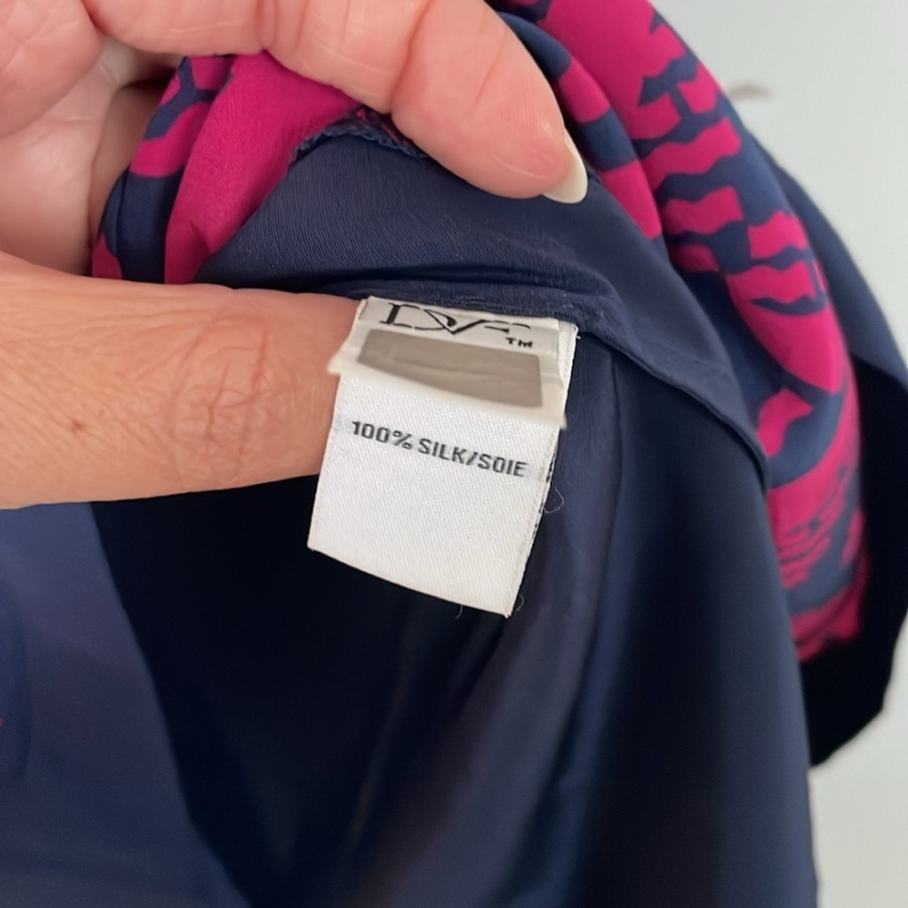 Diane Von Furstenberg Size 4 100% Silk Navy‎ and Pink Blouse - Picture 4 of 8